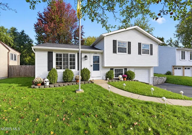 Photo 2 of Single family home for sale at 5656 Pheasant Holw Dr, Toledo, OH 43615 | MLS# 10014795 | Listing updated on 2026-10-24