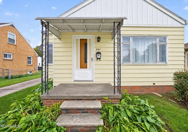 Photo 2 of Single family home for sale at 841 Linda Dr, Toledo, OH 43612 | MLS# 10014840 | Listing updated on 2026-10-23