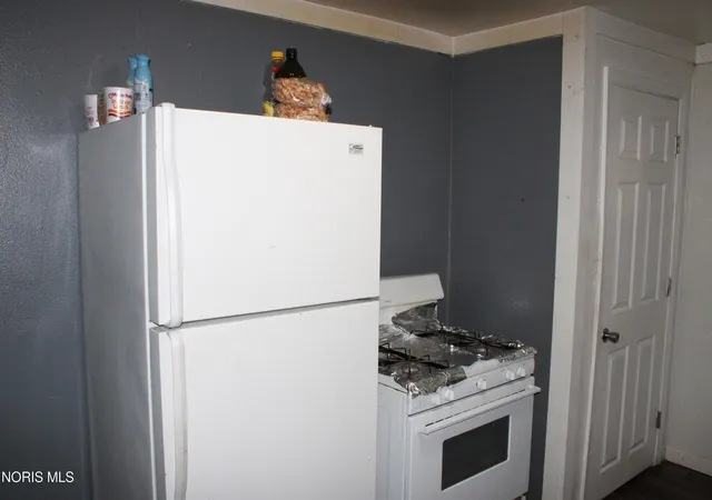 Photo 3 of Single family home for sale at 1050 Harding Dr, Toledo, OH 43609 | MLS# 10014809 | Listing updated on 2026-10-27