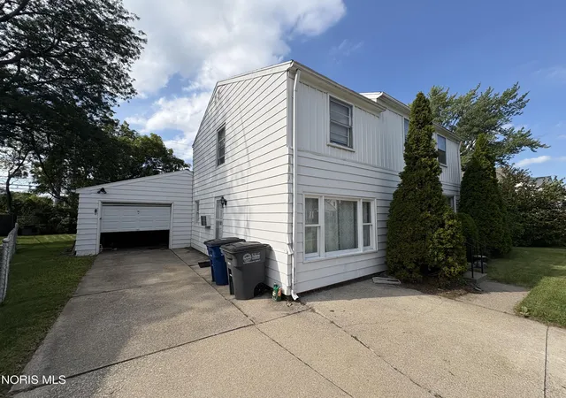 Photo 2 of Single family home for sale at 2821 Latonia Blvd, Toledo, OH 43606 | MLS# 10014828 | Listing updated on 2026-10-22