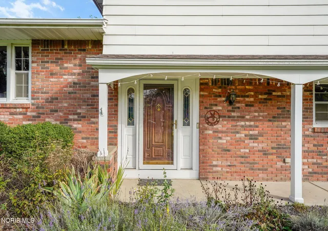 Photo 2 of Single family home for sale at 909 W Wayne St, Maumee, OH 43537 | MLS# 10014833 | Listing updated on 2026-10-27
