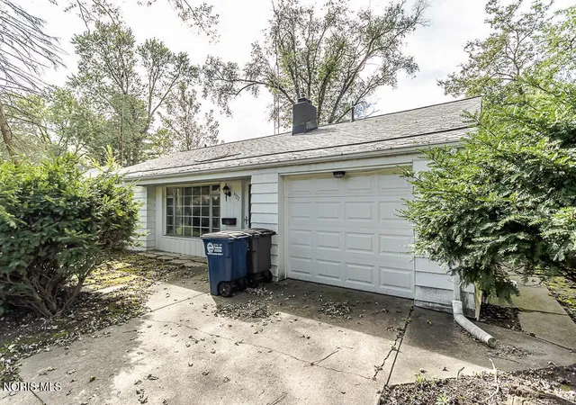 Photo 2 of Sale Pending at 1927 Grecourt Dr, Toledo, OH 43615 | MLS# 10015001 | Listing updated on 2026-10-26