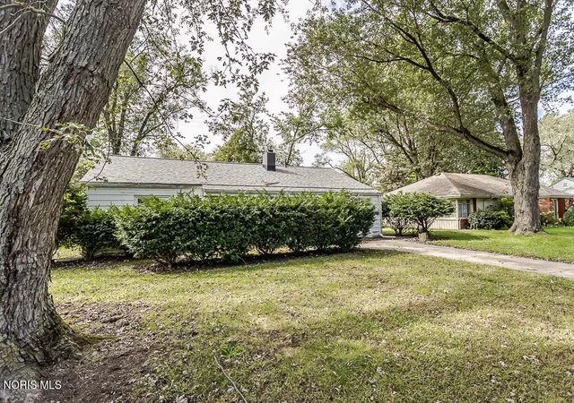 Photo 3 of Sale Pending at 1927 Grecourt Dr, Toledo, OH 43615 | MLS# 10015001 | Listing updated on 2026-10-26