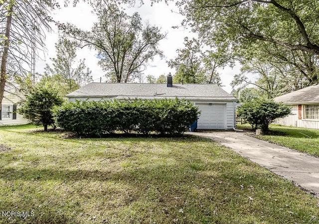Photo 3 of Sale Pending at 1927 Grecourt Dr, Toledo, OH 43615 | MLS# 10015001 | Listing updated on 2026-10-26