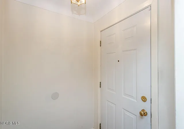 Photo 4 of Sale Pending at 1927 Grecourt Dr, Toledo, OH 43615 | MLS# 10015001 | Listing updated on 2026-10-26