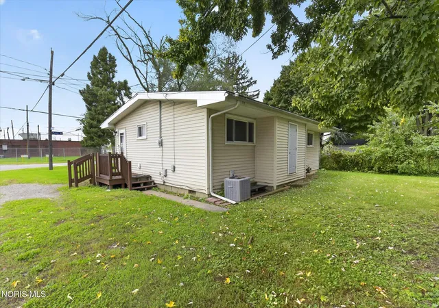 Photo 2 of Single family home for sale at 2239 Pickle Rd, Oregon, OH 43616 | MLS# 10014866 | Listing updated on 2026-10-26