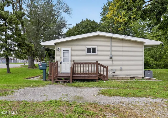 Photo 3 of Single family home for sale at 2239 Pickle Rd, Oregon, OH 43616 | MLS# 10014866 | Listing updated on 2026-10-26