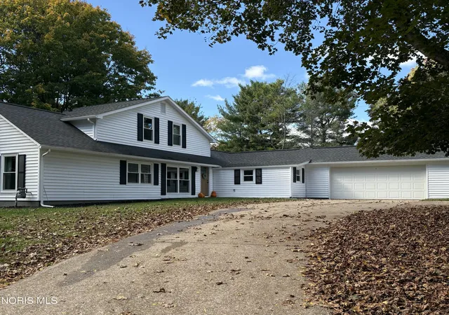Photo 1 of Single family home for sale at 1038 Dell Cir, North Canton, OH 44720 | MLS# 10014894 | Listing updated on 2026-10-27