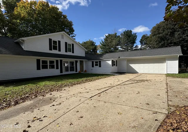 Photo 2 of Single family home for sale at 1038 Dell Cir, North Canton, OH 44720 | MLS# 10014894 | Listing updated on 2026-10-27