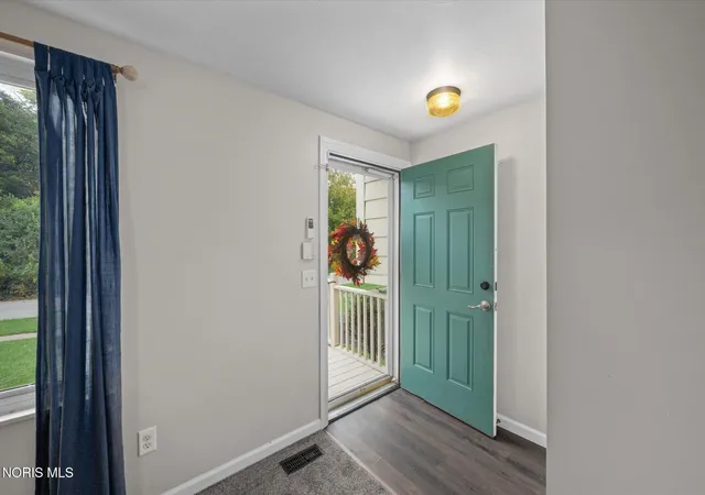 Photo 3 of Single family home for sale at 1956 Northgrove Pl, Toledo, OH 43611 | MLS# 10014909 | Listing updated on 2026-10-21