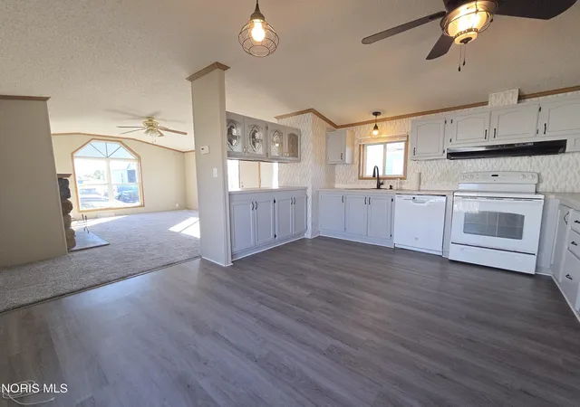 Photo 2 of Manufactured home for sale at 1454 Fleetwood Ave, Findlay, OH 45840 | MLS# 10014934 | Listing updated on 2026-10-28