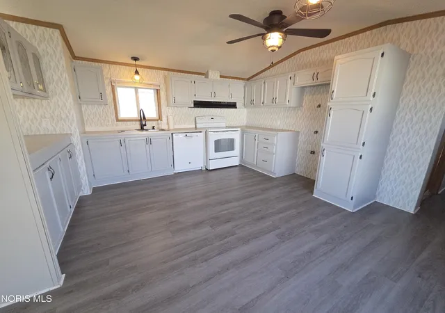 Photo 3 of Manufactured home for sale at 1454 Fleetwood Ave, Findlay, OH 45840 | MLS# 10014934 | Listing updated on 2026-10-28