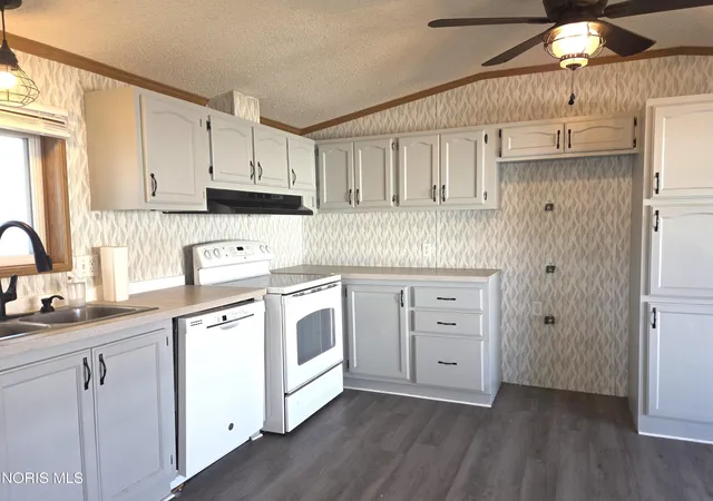 Photo 4 of Manufactured home for sale at 1454 Fleetwood Ave, Findlay, OH 45840 | MLS# 10014934 | Listing updated on 2026-10-28
