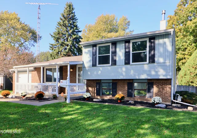 Photo 2 of Single family home for sale at 2909 Northshore Dr, Toledo, OH 43611 | MLS# 10015069 | Listing updated on 2026-10-23