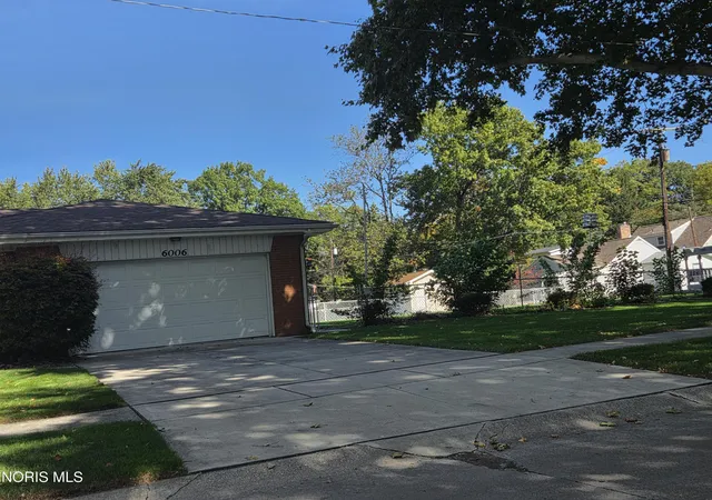 Photo 2 of Single family home for sale at 6006 Holly Glenn Dr, Toledo, OH 43612 | MLS# 10014946 | Listing updated on 2026-10-27