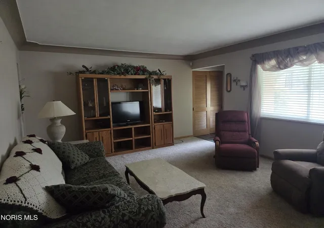 Photo 4 of Single family home for sale at 6006 Holly Glenn Dr, Toledo, OH 43612 | MLS# 10014946 | Listing updated on 2026-10-27