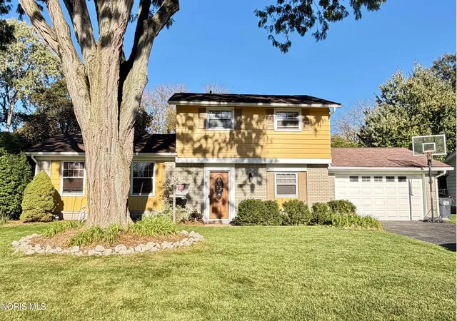 Photo 2 of Single family home for sale at 1929 Sunnylawn Dr, Toledo, OH 43614 | MLS# 10014956 | Listing updated on 2026-10-27