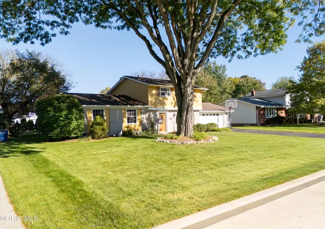 Photo 3 of Single family home for sale at 1929 Sunnylawn Dr, Toledo, OH 43614 | MLS# 10014956 | Listing updated on 2026-10-27