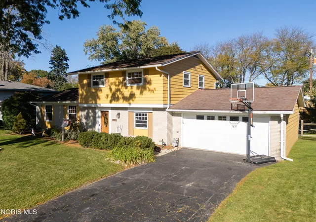 Photo 3 of Single family home for sale at 1929 Sunnylawn Dr, Toledo, OH 43614 | MLS# 10014956 | Listing updated on 2026-10-27