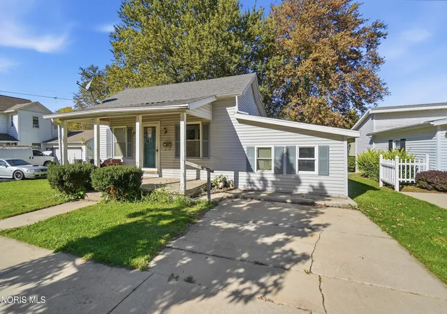 Photo 2 of Single family home for sale at 217 E Walnut St, Wauseon, OH 43567 | MLS# 10014951 | Listing updated on 2026-10-20
