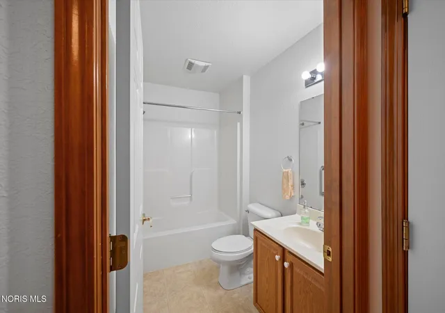 Photo 4 of House for sale at 548 Crystal Lake Dr, Holland, OH 43528 | MLS# 10014993 | Listing updated on 2026-10-29