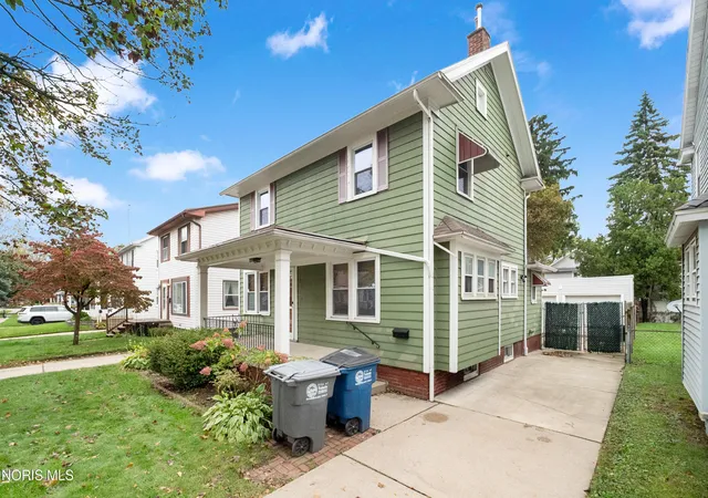 Photo 3 of Single family home for sale at 2428 Portsmouth Ave, Toledo, OH 43613 | MLS# 10015000 | Listing updated on 2026-10-21