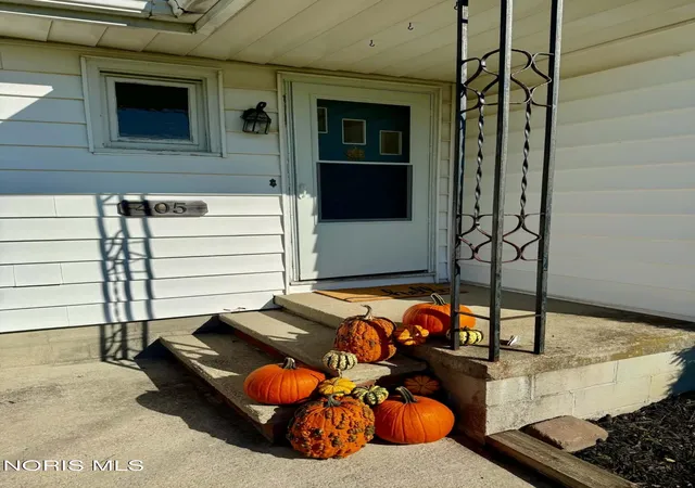 Photo 2 of Single family home for sale at 405 E Union St, Walbridge, OH 43465 | MLS# 10014971 | Listing updated on 2026-10-28