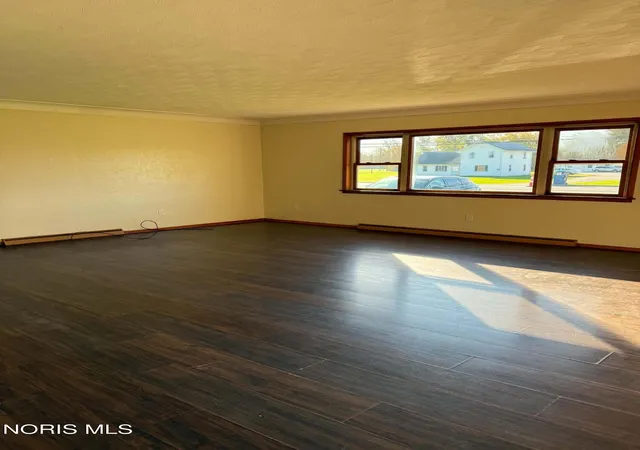 Photo 3 of Single family home for sale at 405 E Union St, Walbridge, OH 43465 | MLS# 10014971 | Listing updated on 2026-10-28