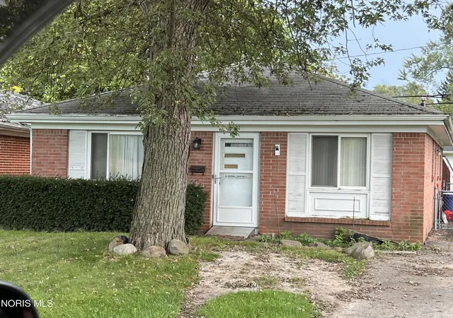 Photo 2 of Single family home for sale at 2001 Northover Rd, Toledo, OH 43613 | MLS# 10015168 | Listing updated on 2026-10-24