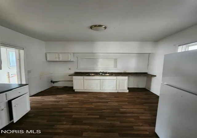 Photo 4 of Single family home for sale at 706 Berry St, Toledo, OH 43605 | MLS# 10014994 | Listing updated on 2026-10-21