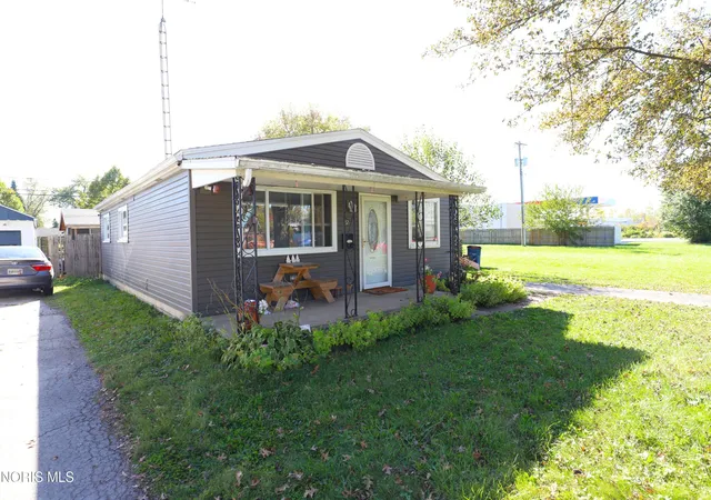 Photo 2 of Single family home for sale at 22 Orville Dr, Toledo, OH 43612 | MLS# 10015171 | Listing updated on 2026-10-24