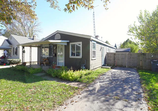 Photo 3 of Single family home for sale at 22 Orville Dr, Toledo, OH 43612 | MLS# 10015171 | Listing updated on 2026-10-24