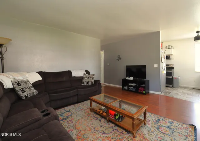 Photo 4 of Single family home for sale at 22 Orville Dr, Toledo, OH 43612 | MLS# 10015171 | Listing updated on 2026-10-24