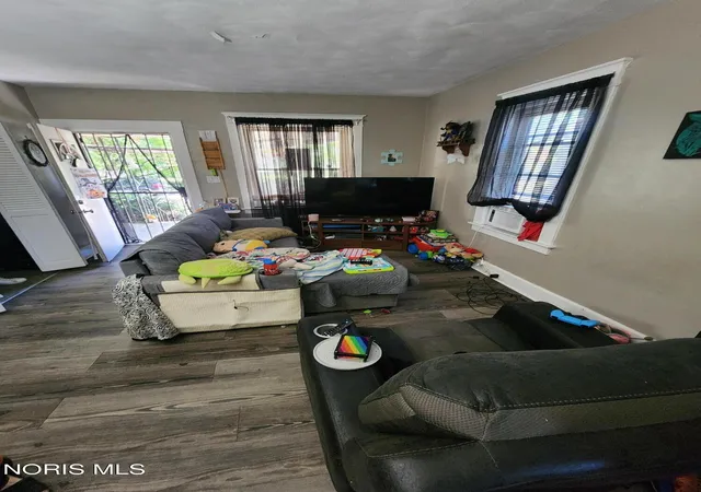 Photo 2 of Single family home for sale at 146 S Detroit Ave, Toledo, OH 43609 | MLS# 10015045 | Listing updated on 2026-10-22
