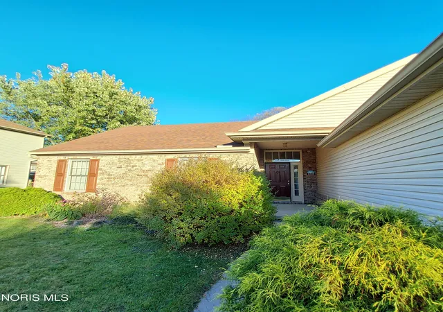 Photo 2 of Sale Pending at 2220 Deerpointe Dr, Toledo, OH 43617 | MLS# 10015047 | Listing updated on 2026-10-22