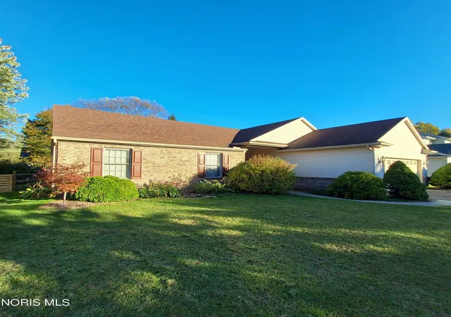 Photo 3 of Sale Pending at 2220 Deerpointe Dr, Toledo, OH 43617 | MLS# 10015047 | Listing updated on 2026-10-22
