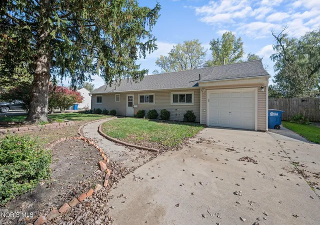 Photo 3 of Single family home for sale at 1740 Delmonte Dr, Toledo, OH 43615 | MLS# 10015113 | Listing updated on 2026-10-27