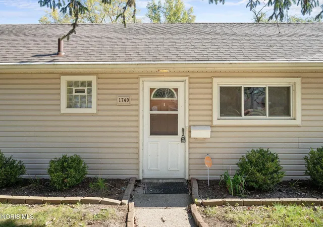 Photo 4 of Single family home for sale at 1740 Delmonte Dr, Toledo, OH 43615 | MLS# 10015113 | Listing updated on 2026-10-27