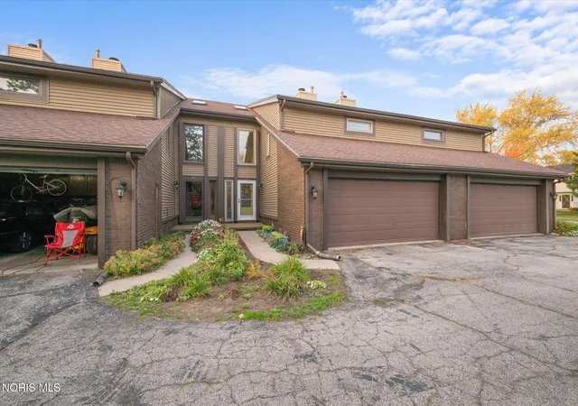 Listing Photo 1 - Condo for sale in building located at 1150 Bernath Pkwy, Toledo, OH 43615 - Unit # B