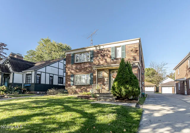 Photo 2 of Multi family home for sale at 3001 Algonquin Pkwy, Toledo, OH 43606 | MLS# 10015073 | Listing updated on 2026-10-22