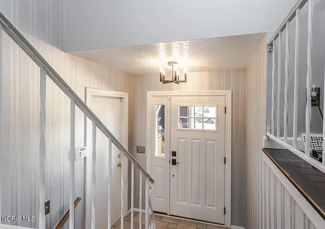 Photo 2 of Single family home for sale at 2618 Coveview Dr, Toledo, OH 43611 | MLS# 10015075 | Listing updated on 2026-10-22