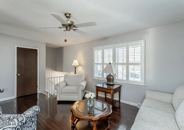 Photo 3 of Single family home for sale at 2618 Coveview Dr, Toledo, OH 43611 | MLS# 10015075 | Listing updated on 2026-10-22