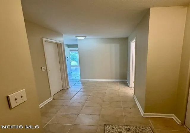 Listing Photo 4 - Condo for sale in building located at 6818 Fenwyck Rd, Maumee, OH 43537 - Unit #4