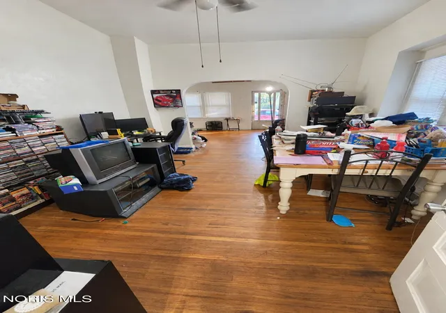 Photo 3 of Single family home for sale at 233 Bronson Ave, Toledo, OH 43608 | MLS# 10015158 | Listing updated on 2026-10-24