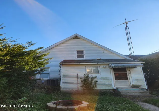 Photo 4 of Single family home for sale at 233 Bronson Ave, Toledo, OH 43608 | MLS# 10015158 | Listing updated on 2026-10-24