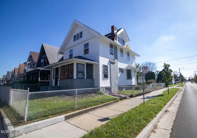 Photo 3 of Single family home for sale at 975 Woodland Ave, Toledo, OH 43607 | MLS# 10015112 | Listing updated on 2026-10-26