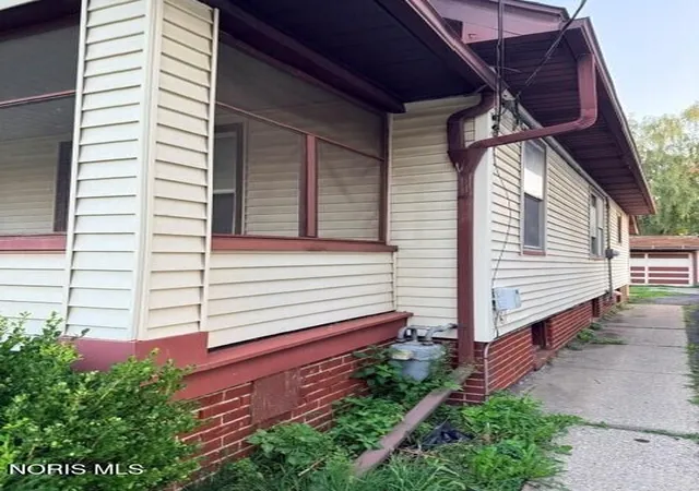 Photo 2 of Single family home for sale at 1954 Berkshire Pl, Toledo, OH 43613 | MLS# 10015150 | Listing updated on 2026-10-23
