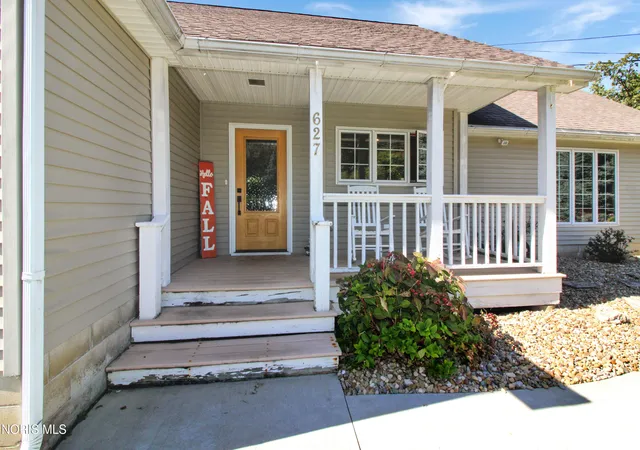 Photo 2 of Single family home for sale at 627 NW Catawba Rd, Port Clinton, OH 43452 | MLS# 10015174 | Listing updated on 2026-10-29