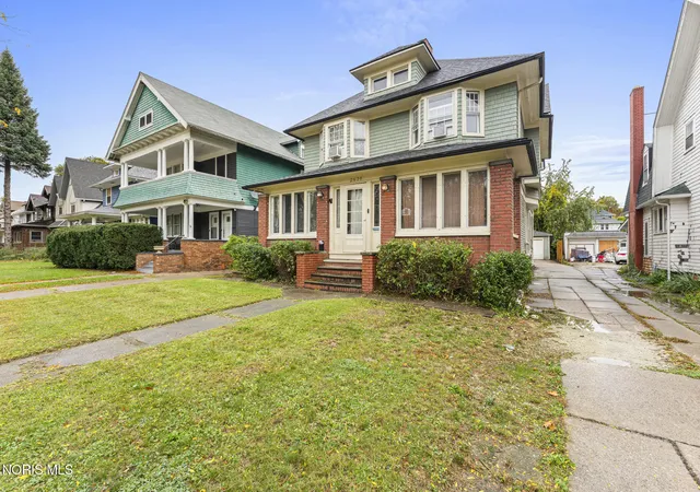 Photo 3 of House for sale at 2638 Robinwood Ave, Toledo, OH 43610 | MLS# 10015189 | Listing updated on 2026-10-25