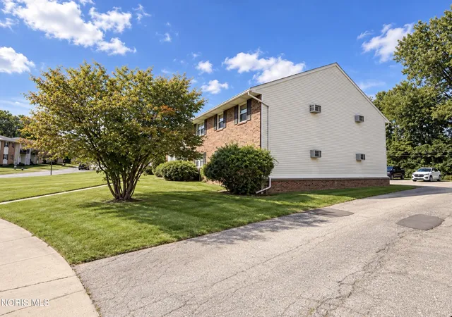 Photo 2 of Multi family home for sale at 1338 Brooke Park Dr, Toledo, OH 43612 | MLS# 10015225 | Listing updated on 2026-10-28